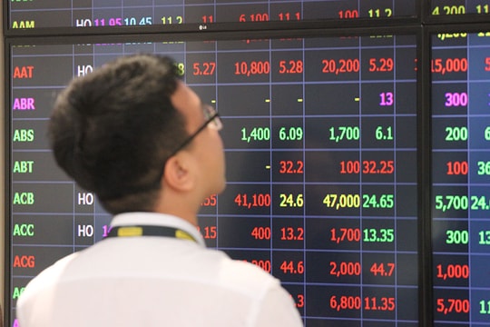 Cổ phiếu thủy sản và chứng khoán bùng nổ, VN-Index khởi đầu tuần mới ngát xanh