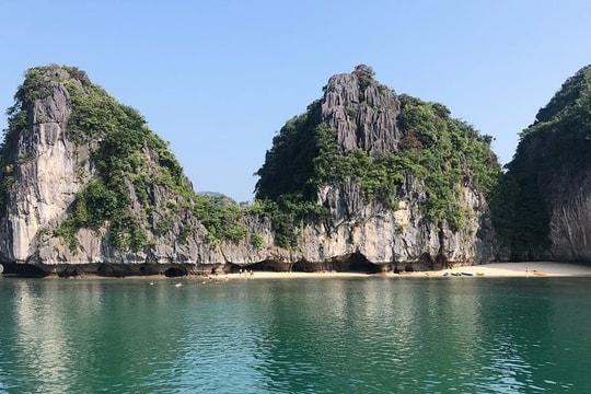 Một hòn đảo tên lạ ở miền Bắc với ba ngọn núi như trái đào tiên, đẹp như chốn thần tiên