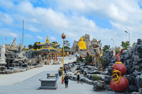 Một ngôi chùa mang kiến trúc "trùng thiềm điệp ốc" hiếm có ở miền Tây, đẹp như cung điện giữa đời thực