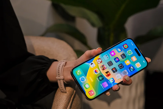 iPhone 3 mắt fullbox hiếm tại Việt Nam, giá rớt thẳng đứng khiến iFan săn lùng