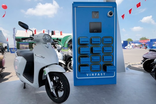 Hàng nghìn trạm sạc và tủ đổi pin xe điện VinFast sẽ xuất hiện tại Thế Giới Di Động và FPT Shop
