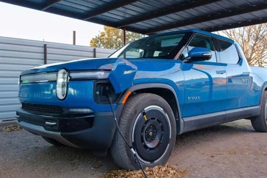 Xe điện thông minh với tính năng sạc tự động tiết kiệm, hỗ trợ lái hiện đại