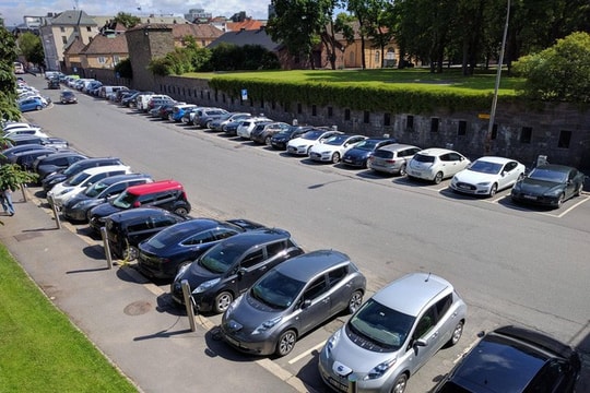 Một vùng đất đi bơm xăng còn khó hơn đi sạc xe điện, cứ vài km lại có một trạm