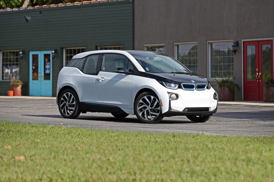 Xe điện bùng nổ nhưng hãng xe quen mặt người Việt vẫn kiên định với động cơ xăng truyền thống