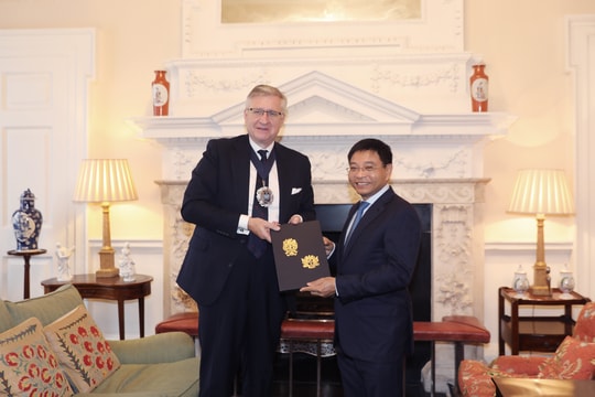 Bộ trưởng Tài chính Nguyễn Văn Thắng làm việc với Khu tài chính London về phát triển Trung tâm Tài chính Quốc tế