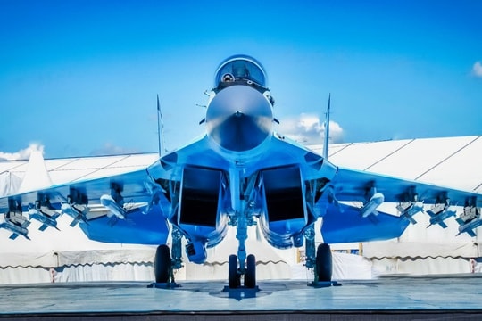 Mẫu tiêm kích được trang bị nhiều công nghệ hiện đại từ Su-57, dễ dàng bay tới 2.000km, khó bị truy lùng