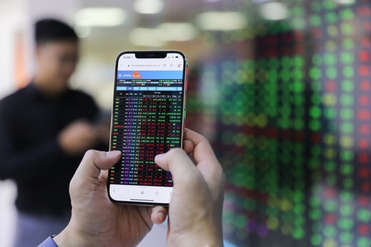 Chứng khoán phiên sáng giằng co, điểm nhấn bộ ba nhà Vingroup