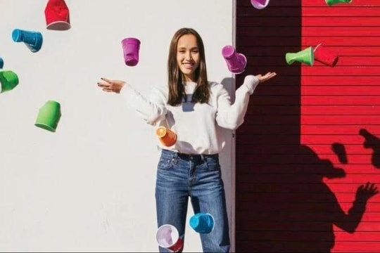 Startup trẻ gây sốt với ý tưởng khởi nghiệp lạ đời, biến đồ nhựa bỏ đi thành thời trang hút khách