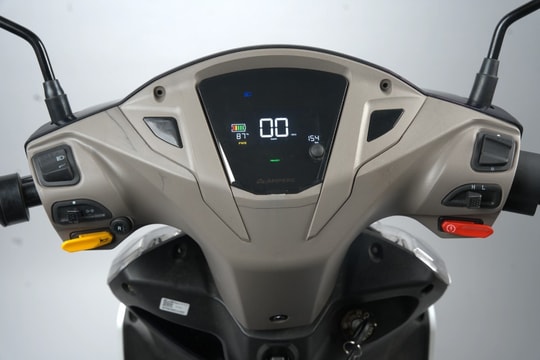 Bất ngờ với xe điện 23 triệu: Màn LCD cực nét, sạc 6 tiếng chạy gần 100 km, pin bền 8 năm