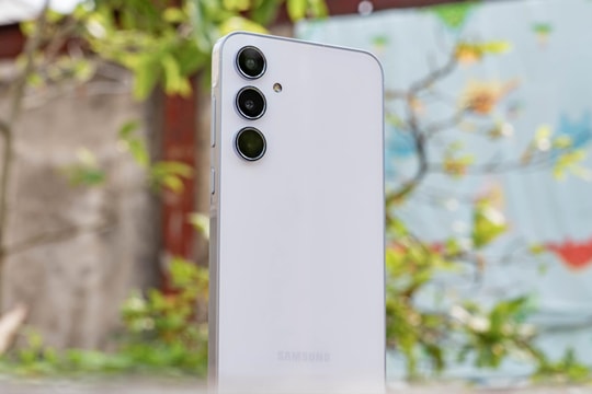 Chiếc smartphone tầm trung “làm mưa làm gió”, mạnh mẽ như quái thú nhưng rẻ hơn cả điện thoại cũ