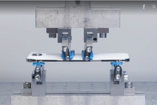 iPhone Air qua thử nghiệm uốn cong 60 kg, iPhone 17 Pro thả rơi không hư hại