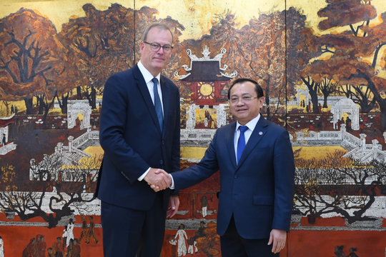 Bộ Tài chính tăng cường hợp tác với Cơ quan Hỗ trợ Tài chính Xuất khẩu Vương quốc Anh