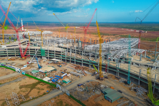 ‘Ong thợ’ thầm lặng nâng mái thép 5.300 tấn tại sân bay Long Thành