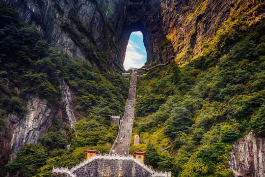 Ở Trung Quốc, có một di sản thiên nhiên kỳ vĩ đưa du khách vào "thế giới tu tiên", nơi mây và đất đá hòa làm một