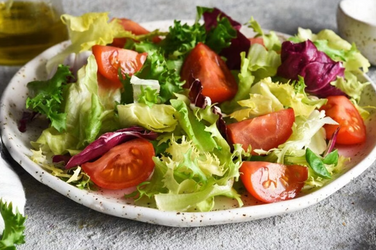 Ngỡ bỏ đi, phần này của rau lại giúp ngừa loãng xương, tốt cho giấc ngủ và là "kho báu dinh dưỡng"