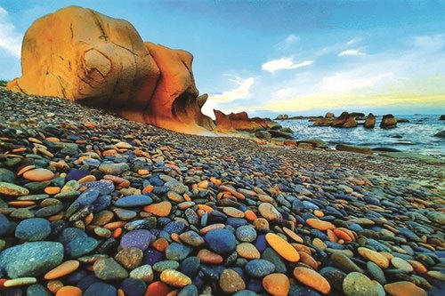 Việt Nam có một vùng đất được ví như “tiểu Sahara” hoang sơ cùng bãi đá ngàn sắc