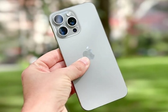 iPhone 15 Pro Max cuối tháng 9: Giá rớt thẳng đứng, vẫn “ăn đứt” 17 Pro Max