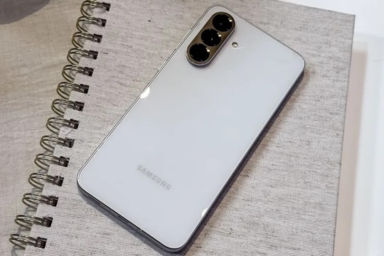 Mẫu smartphone tầm trung đang "làm mưa làm gió" cuối tháng 9: Hơn 7 triệu nhưng sang xịn chẳng kém flagship