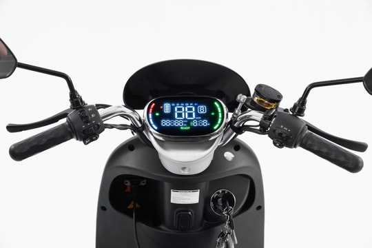 Lái thử mẫu xe điện “chất châu Âu”: Sang trọng chẳng kém Vespa, chạy êm, giá chỉ 17,9 triệu