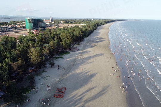 Nơi biên giới Việt – Trung có bãi biển dài nhất Việt Nam, đẹp hoang sơ như dải lụa xanh