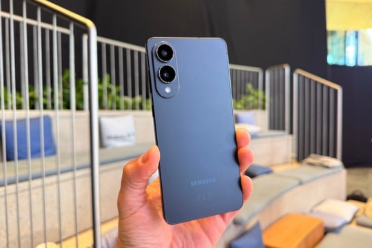 Galaxy S25 Edge giảm gần nửa giá cuối tháng 9, đối đầu trực diện iPhone 17