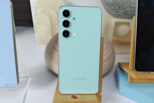Bất ngờ với chiếc smartphone “giá bình dân” nhưng có AI, pin cày 2 ngày, camera zoom cực chất