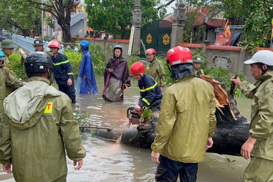 Thủ tướng yêu cầu khẩn trương hỗ trợ Nhân dân khắc phục hậu quả bão số 10 và mưa lũ