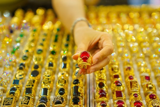 Thị trường kim loại quý hôm nay 1/10/2025: Giá vàng tăng cao kỷ lục, bạc bất ngờ giảm