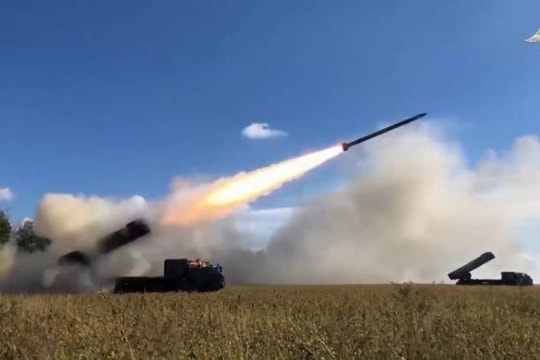 Hệ thống vũ khí hiện đại với 6 ống phóng, dẫn đường vệ tinh, bắn chính xác đến kinh ngạc