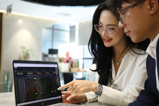 Chứng khoán khởi đầu tháng 10 thuận lợi, bất ngờ tại cổ phiếu nhà Vingroup