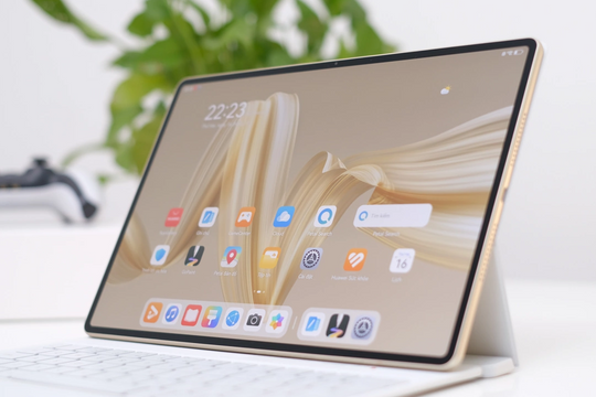 Máy tính bảng mỏng chỉ 5.5 mm, màn 12.2 inch OLED, xài cả ngày không lo hết pin: Liệu giá có đi đôi với chất?