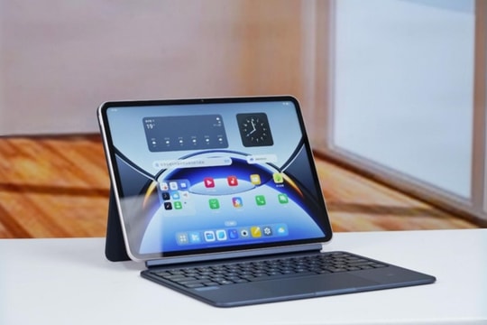 Mẫu máy tính bảng mỏng sang chẳng kém laptop, pin 9510 mAh cày cả ngày, sạc nhanh khiến ai cũng bất ngờ