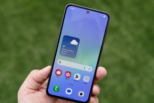 Không ngờ chiếc smartphone bình dân khiến iPhone 17 cũng phải "dè chừng": Pin trâu, màn xịn, giá chỉ bằng 1/4