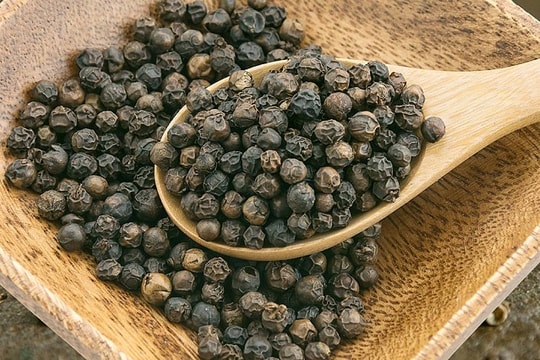 Giá tiêu hôm nay 4/10: Giảm nhẹ nhưng vẫn neo cao nhờ nguồn cung khan hiếm