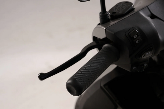 Xe điện công nghệ cao, tăng tốc 0–50 km/h chỉ trong 2,6 giây, đi gần 300km/lần sạc: Giá bán lẫn trang bị "thách thức" xe xăng cao cấp