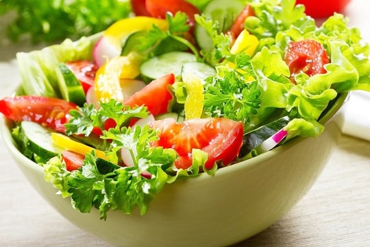 Loại rau được yêu thích trong món ăn salad lại là "khắc tinh" với 5 nhóm người này
