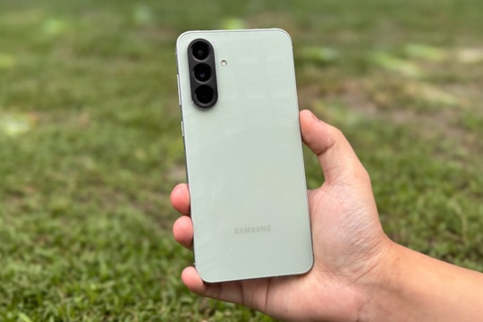 “Vua tầm trung” mạnh nhất lịch sử Samsung giảm nửa giá, vẫn "thắng toàn tập" iPhone 16