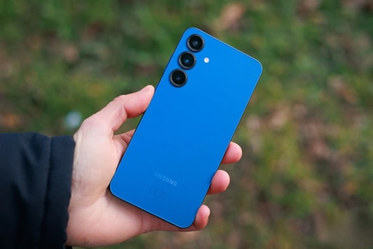 Samsung Galaxy S25 Plus giảm giá mạnh, đối đầu iPhone Air