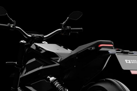 Chiếc xe điện "made in Vietnam" khiến biker mê mẩn vì thiết kế hoài cổ: Tốc độ 130 km/h, sạc 45 phút chạy 245km