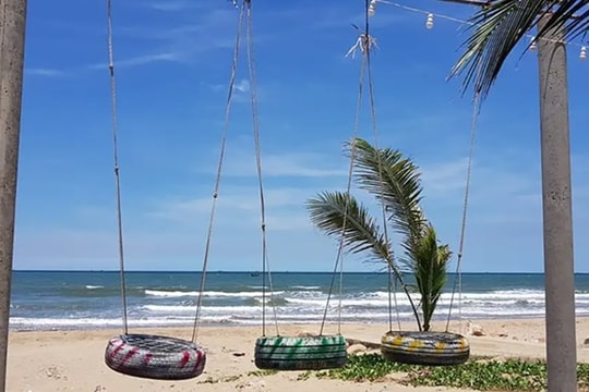 Sát cạnh Sầm Sơn sôi động lại có một bãi biển vắng lặng, hoang sơ như ‘viên ngọc ẩn’ ít ai ngờ tới