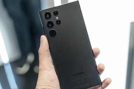 Chiếc smartphone từng hơn 30 triệu nay rẻ như tầm trung: Ngoại hình sang trọng, camera zoom xa “thần thánh”