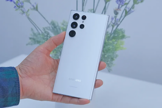 Mẫu điện thoại flagship zoom 10x khiến iFan cũng phải ghen tị, nay giá chưa tới 10 triệu