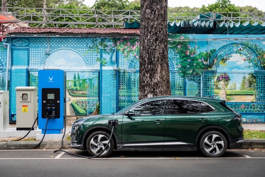 Chấp thuận cho V-Green lắp trạm sạc xe điện tại các tuyến đường thu phí đỗ xe