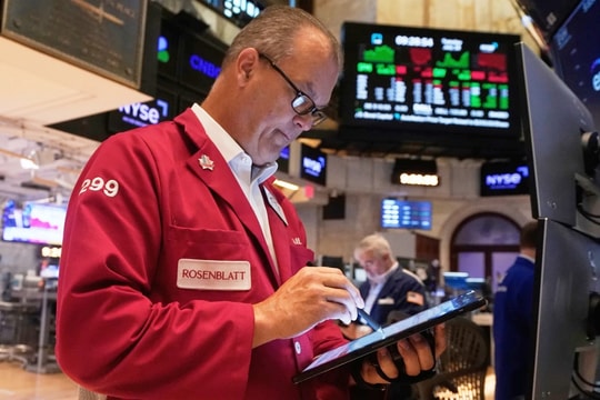 Dow Jones “bốc hơi” gần 900 điểm trong ngày chứng khoán Mỹ đỏ lửa, đâu là lý do?