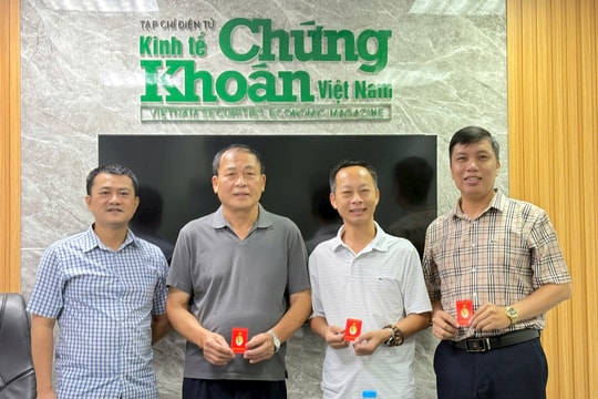 Chi bộ Tạp chí điện tử Kinh tế Chứng khoán Việt Nam tổ chức trao thẻ Đảng viên mới