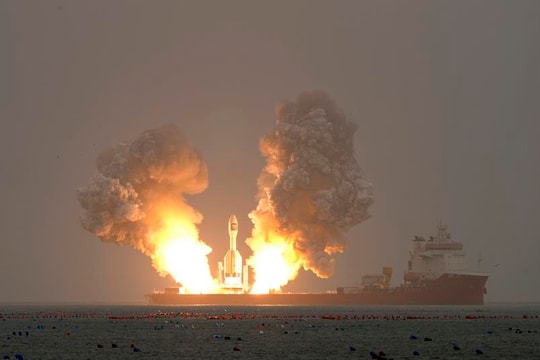 Một tên lửa phóng giữa biển của Trung Quốc khiến cả thế giới phải dõi theo