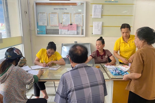 Chi trả lương hưu an toàn, kịp thời cho người dân vùng lũ Thái Nguyên