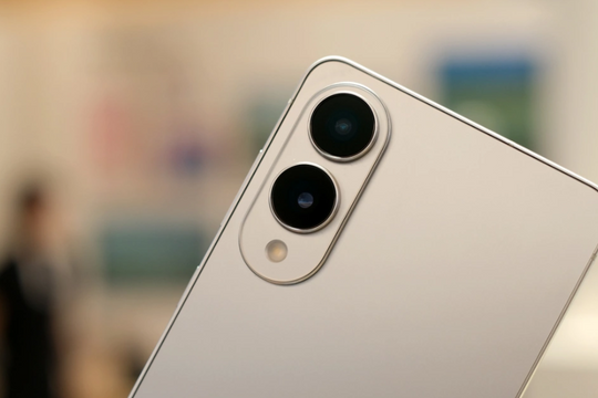 Đối thủ iPhone Air bất ngờ mất phong độ: Flagship Samsung cao cấp rớt giá gần một nửa