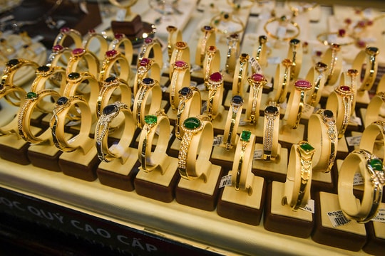 Giá vàng nhẫn hôm nay 14/10: Cao chưa từng có nhờ "mùa vàng nhẫn"