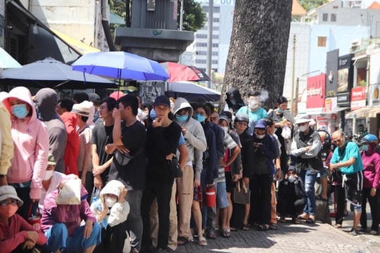 Một cổ phiếu chứng khoán vừa được "cởi trói", chứng sĩ lập tức xếp hàng dài gom mua